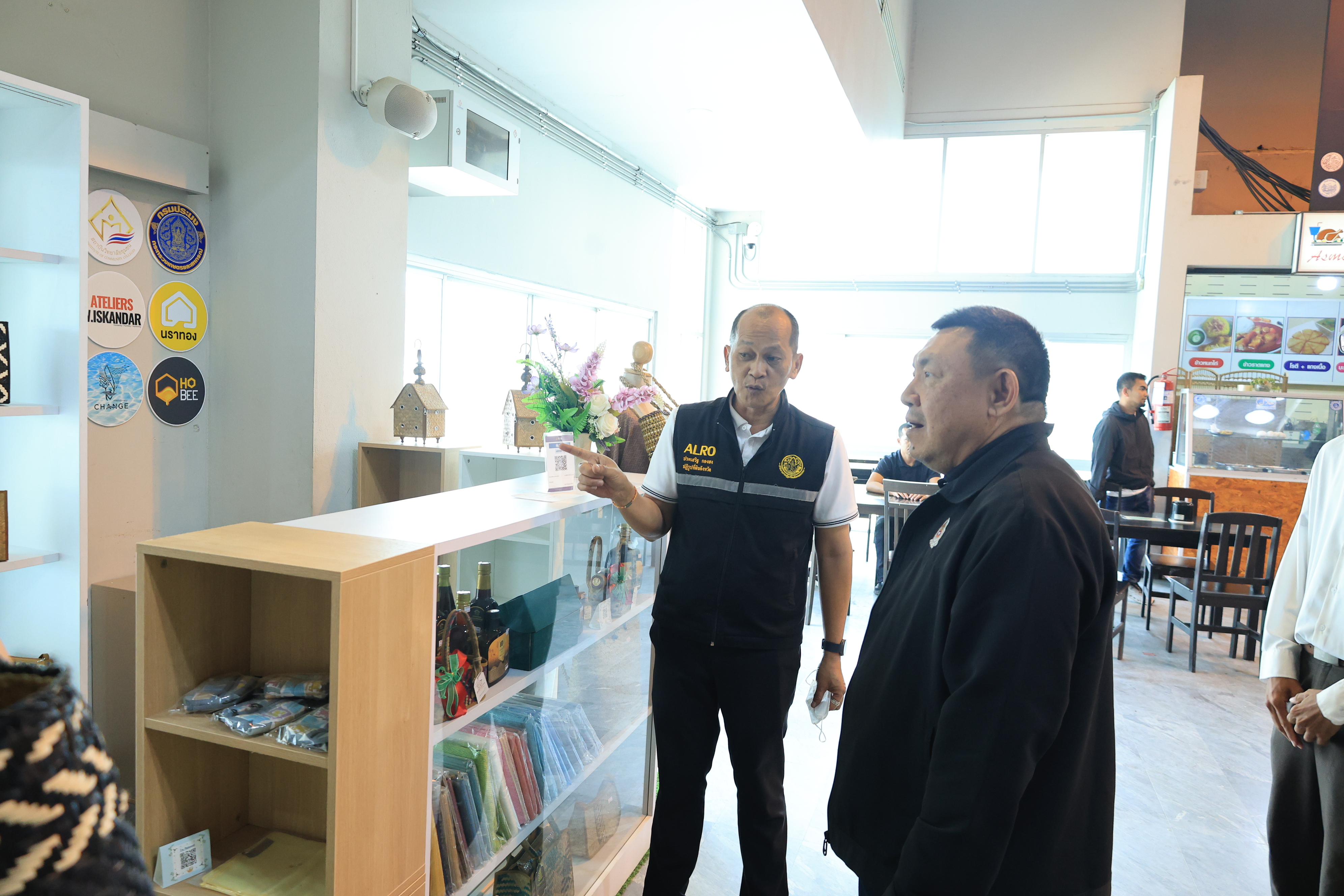 title - เลขาธิการ ส.ป.ก. พร้อมคณะ เยี่ยมชมบูธจำหน่ายผลิตภัณฑ์ของเกษตรกรในเขตปฏิรูปที่ดิน ในพื้นที่ท่าอากาศยานจังหวัดนราธิวาส 